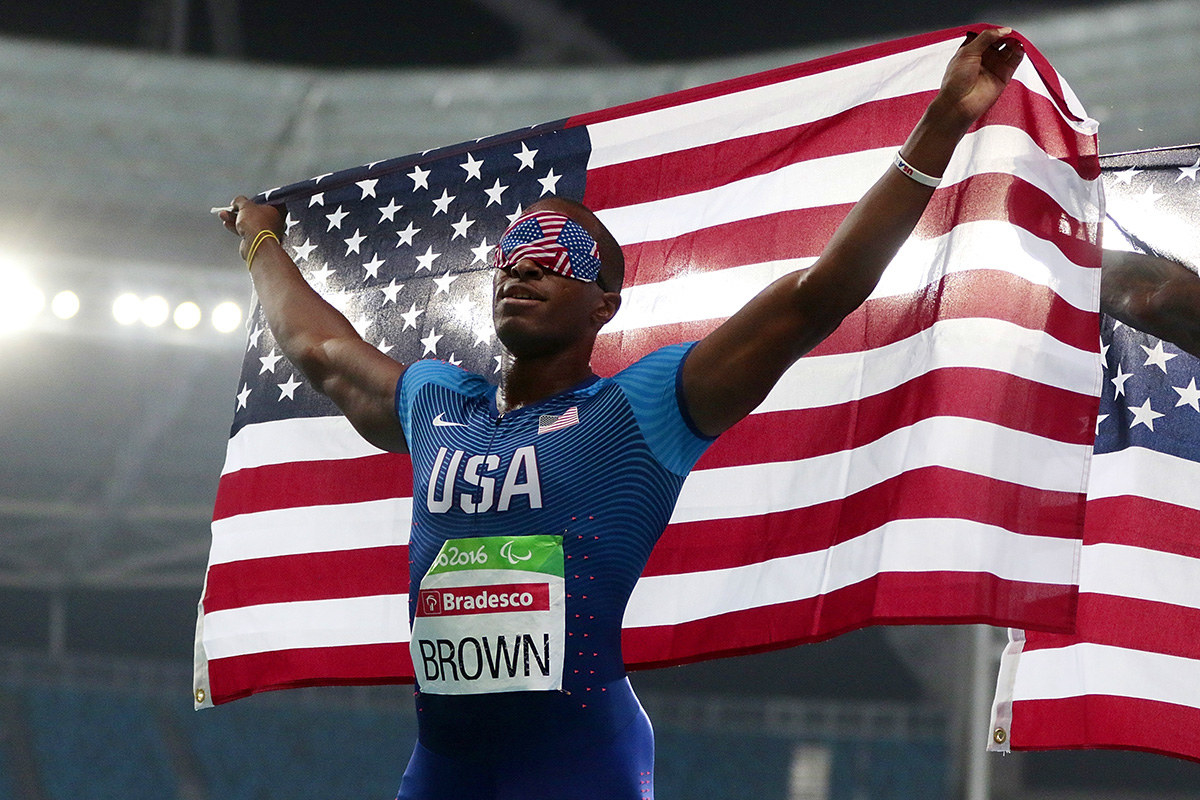 David Brown atlit buta dari America meraikan kejayaannya 100 meter kategori lelaki di Paralympic Games in Rio de Janeir o-Alexandre Loureiro / Getty Images