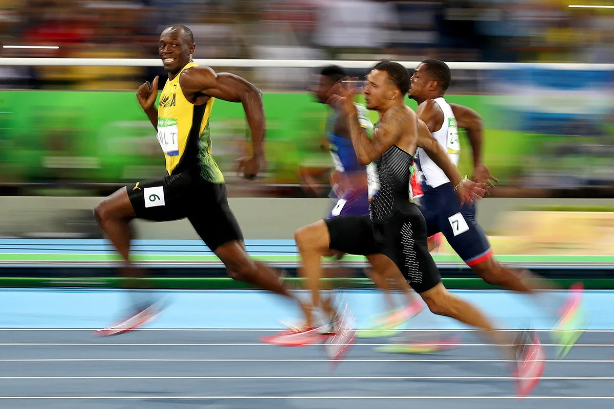 Usain Bolt dari Jamaica sempat tersenyum bersama pesaingnya di Skan Olimpik Rio de Janeiro - Cameron Spencer / Getty Images