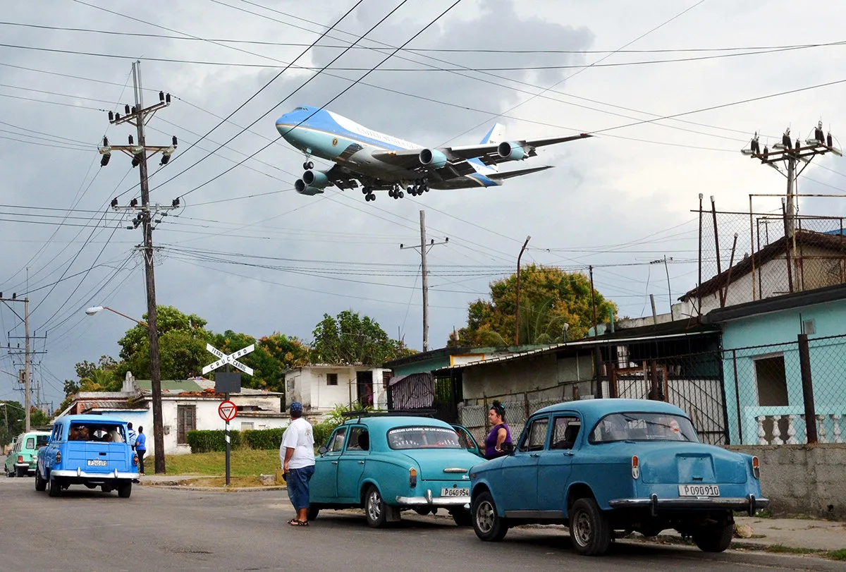 Air Force One yang membawa Presiden Barack Obama adan keluarganya terbang rendah di kawasan penduduk Havana -Alberto Reyes / Reuters