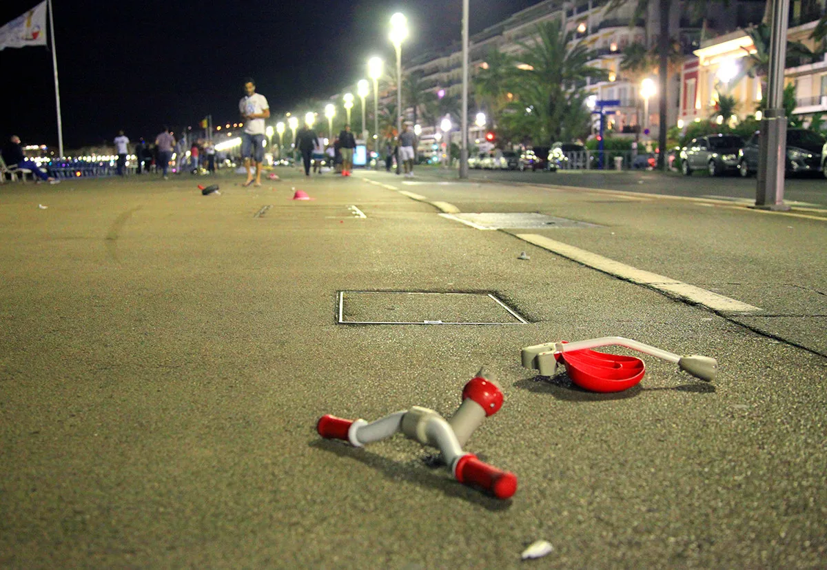 Hentaman lori ke orang ramai. Insiden terjadi di Promenade des Anglais, saat ramai orang berkumpul untuk menyaksikan pertunjukan bunga api. - Stringer / Reuters