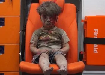 Omran Daqneesh kanak-kanak Berusia lima tahun duduk dalam ambulans selepas ditarik keluar daripada sesebuah bangunan dilanda serangan udara di Aleppo, Syria - AP