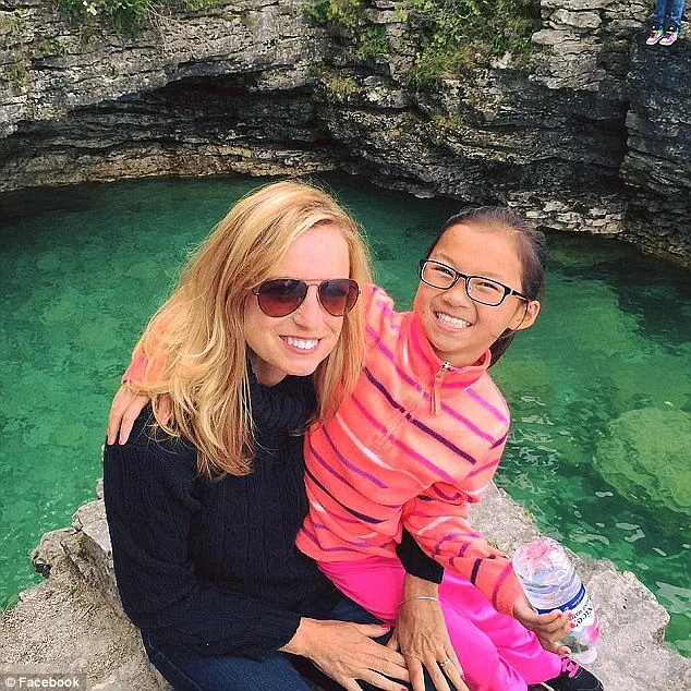 Audrey bersama ibu angkatnya Jeniffer tinggal di Wausau, Wisconsi.