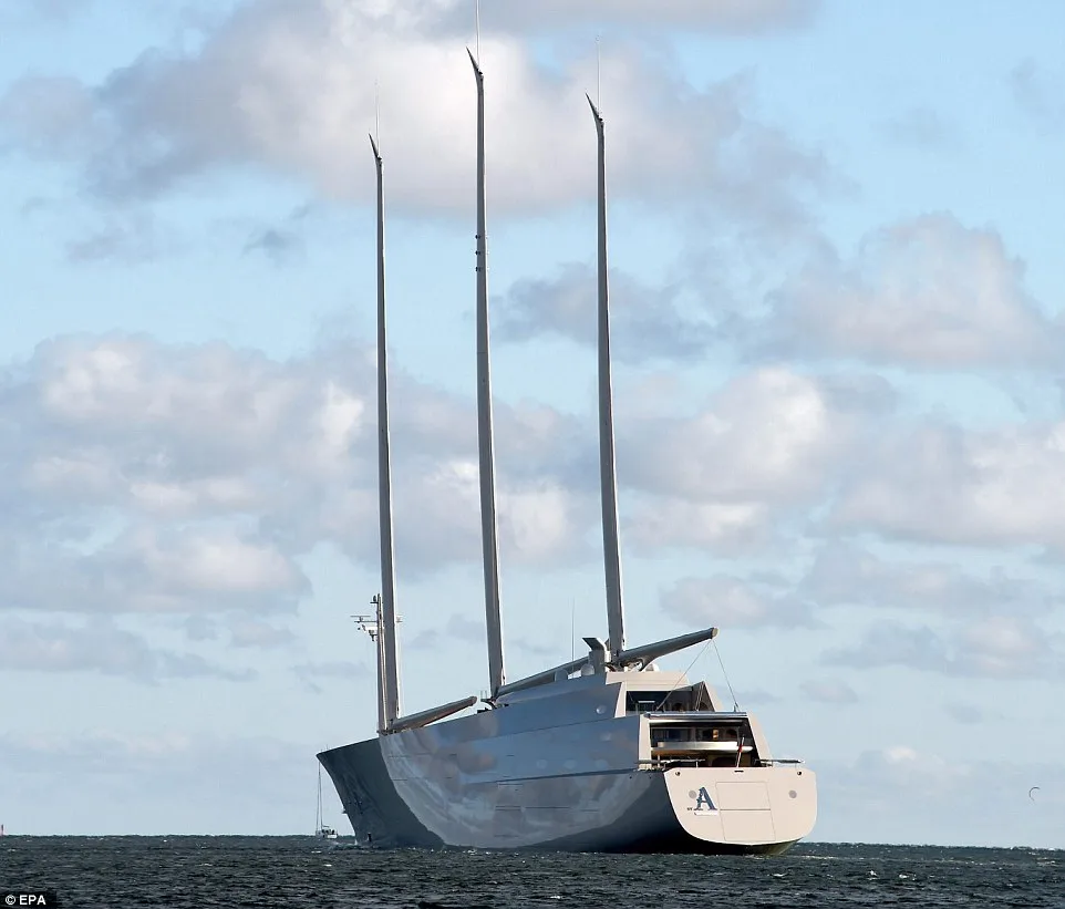 3915c8d800000578-3821695-it_was_virtually_impossible_to_miss_the_world_s_largest_sailing_-m-18_1475594545432
