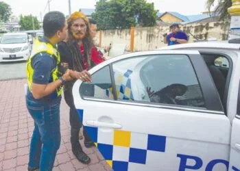 KUALA LUMPUR, 2/2/2017Malaysia's singer from the 80's Ben Nathan being escorted by police after he refused to go with Datuk DJ Dave to HKL for medical check up.MALAYMAIL/Mukhriz Hazim
