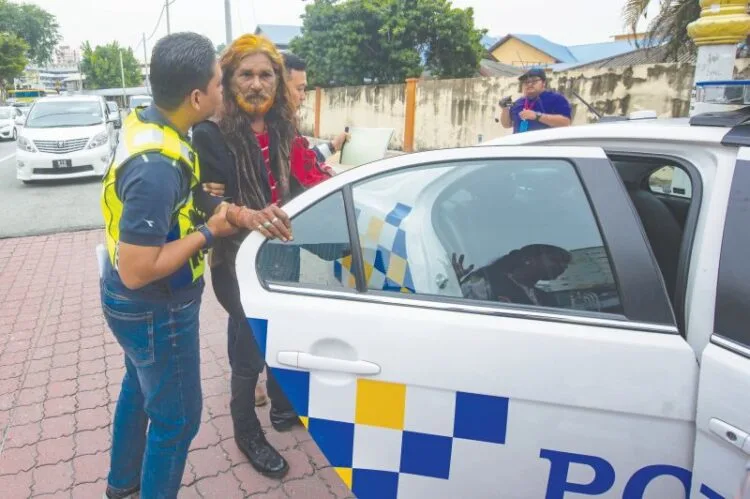 KUALA LUMPUR, 2/2/2017Malaysia's singer from the 80's Ben Nathan being escorted by police after he refused to go with Datuk DJ Dave to HKL for medical check up.MALAYMAIL/Mukhriz Hazim