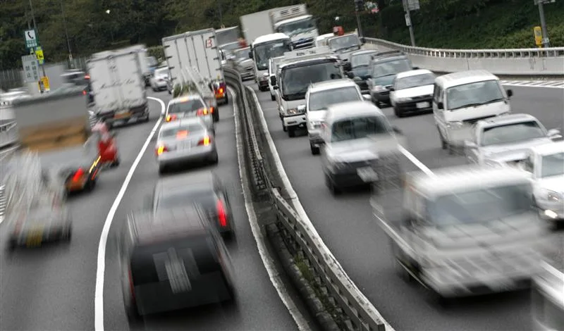 Vehicles move on a metropolitan expressway in Tokyo October 19, 2007. Oil held firm within sight of its new $90 high on Friday as the U.S. dollar plumbed new lows and pre-winter fuel stocks languished below norms, lending support to an over 13 percent surge in under two weeks. REUTERS/Toru Hanai (JAPAN)