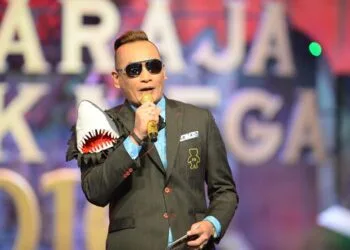 Suit ikan jerung Dato Ac Mizal. Pelik atau unik? Foto - astrogempak