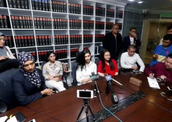 KUALA LUMPUR 07 AUGUST 2017. Pelakon, Afifah Nasir (empat kiri) brsama peguamnya, Sana Tufil Ahmad (dua kiri) serta teman lelaki, Wan Arif (duduk tiga kanan) pada sidang akhbar berhubung kontroversi membabitkan hubungannya dengan pelakon, Aliff Aziz. NSTP/HALIMATON SAADIAH SULAIMAN