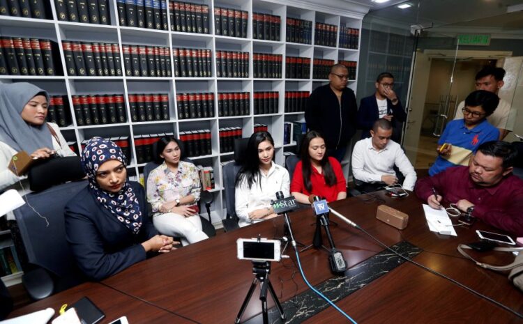 KUALA LUMPUR 07 AUGUST 2017. Pelakon, Afifah Nasir (empat kiri) brsama peguamnya, Sana Tufil Ahmad (dua kiri) serta teman lelaki, Wan Arif (duduk tiga kanan) pada sidang akhbar berhubung kontroversi membabitkan hubungannya dengan pelakon, Aliff Aziz. NSTP/HALIMATON SAADIAH SULAIMAN