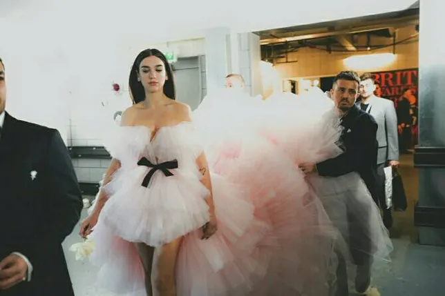 (credit : instagram.com/dualipa)