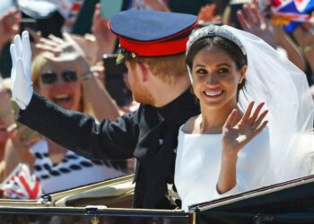 Pic Bruce Adams /Copy Unknown - 19/5/18Prince Harry Meghan Markle Royal Wedding day at Windsor Castle, Berkshire, - The Duke and Duchess of Sussex take the corner at the long walk.