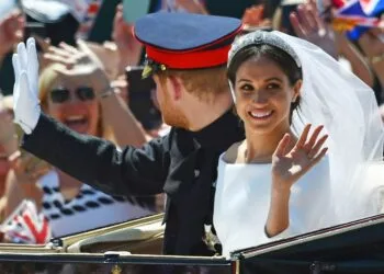 Pic Bruce Adams /Copy Unknown - 19/5/18Prince Harry Meghan Markle Royal Wedding day at Windsor Castle, Berkshire, - The Duke and Duchess of Sussex take the corner at the long walk.