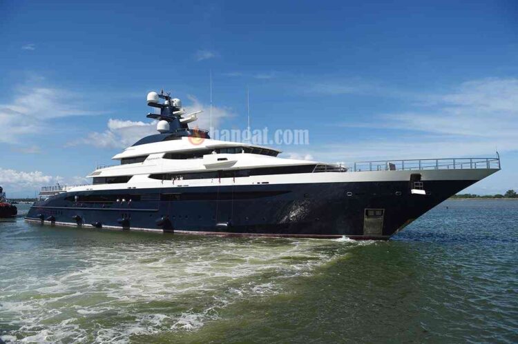 The Cayman Island-registered vessel Equanimity, which is reportedly worth some 250 million USD and is owned by Jho Low, a former unofficial adviser to the Malaysian fund 1MDB, is pictured at Benoa harbour on Indonesia's resort island of Bali on April 13, 2018.Indonesian police on February 28 boarded and searched the luxury vessel Equanimity which was being sought by US investigators as part of their probe into Malaysian state fund 1MDB. / AFP PHOTO / SONNY TUMBELAKA