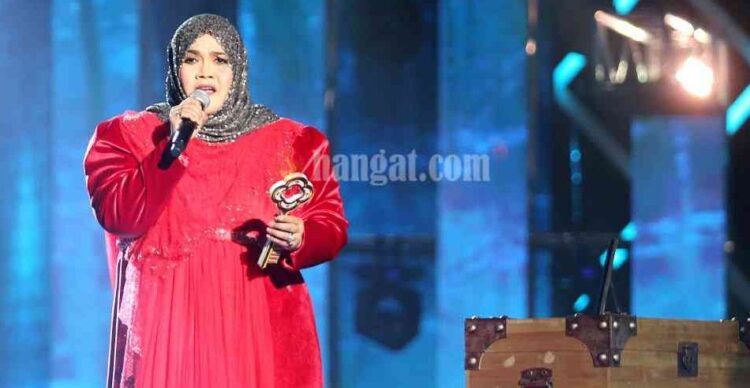 BUKIT JALIL 05 NOVEMBER 2017. Peserta, Aishah membuat persembahan pada Konsert Gegar Vaganza Musim 4 minggu kedua di Dewan Sri Putra, Bukit Jalil. NSTP/ MOHD KHAIRUL HELMY MOHD DIN