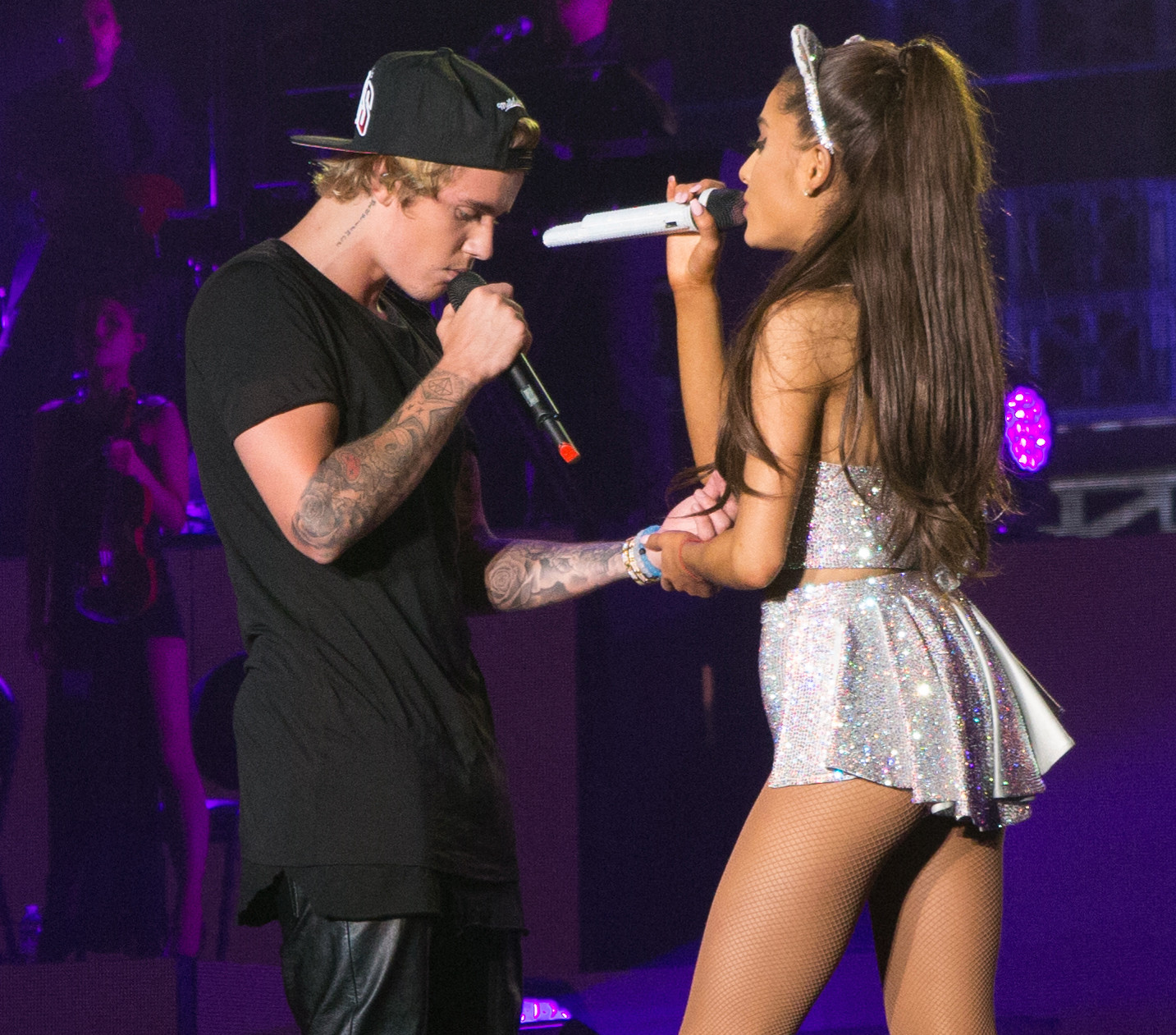 Justin Bieber and Ariana Grande show off their moves as they perform together during Ariana Grande's The Honeymoon Tour at the Forum in Inglewood, CAPictured: Ariana Grande, Justin BieberRef: SPL994687 080415 Picture by: Ronin 47/Splash NewsSplash News and PicturesLos Angeles: 310-821-2666New York: 212-619-2666London: 870-934-2666photodesk@splashnews.com