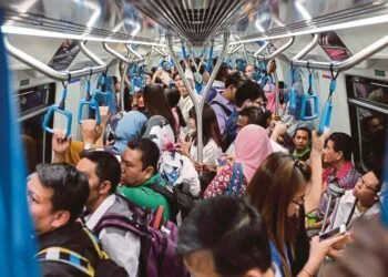 KUALA LUMPUR 17 JULY 2017. Orang ramai mengambil peluang menggunakan perkhidmatan Aliran Transit Massa (MRT) secara percuma laluan Sungai Buloh-Kajang (SBK) fasa kedua selepas dilancarkan Perdana Menteri, Datuk Seri Najib Tun Razak di Stesen MRT Bukit Bintang. NSTP/ASYRAF HAMZAH