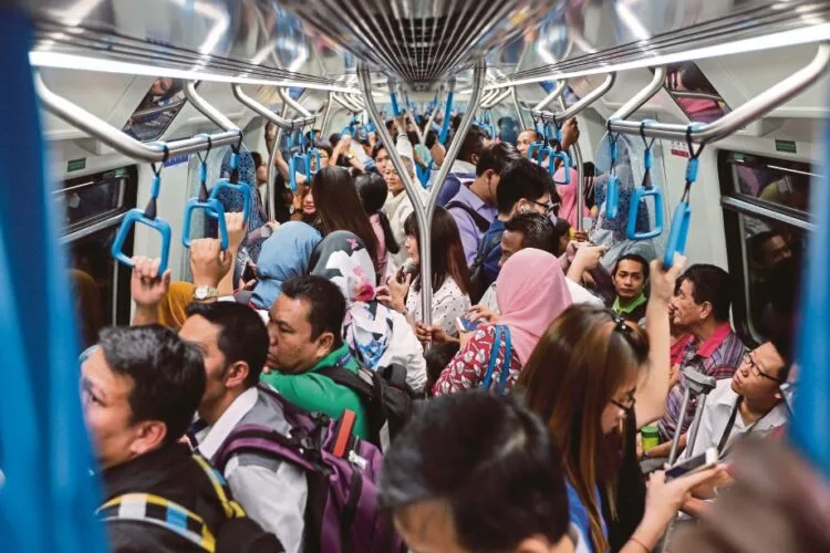 KUALA LUMPUR 17 JULY 2017. Orang ramai mengambil peluang menggunakan perkhidmatan Aliran Transit Massa (MRT) secara percuma laluan Sungai Buloh-Kajang (SBK) fasa kedua selepas dilancarkan Perdana Menteri, Datuk Seri Najib Tun Razak di Stesen MRT Bukit Bintang. NSTP/ASYRAF HAMZAH