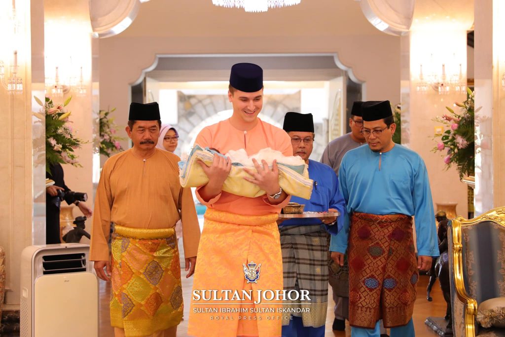 anak perempuan sultan johor