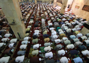 Umat muslim menunaikan ibadah shalat Tarawih pertama di Masjid Raya Sabilal Muhtadin, Banjarmasin, Kalimantan Selatan, Minggu (5/5/2019). Pemerintah menetapkan satu Ramadhan 1440 Hijriah jatuh pada Senin (6/5/2019). ANTARA FOTO/Bayu Pratama S/aww.