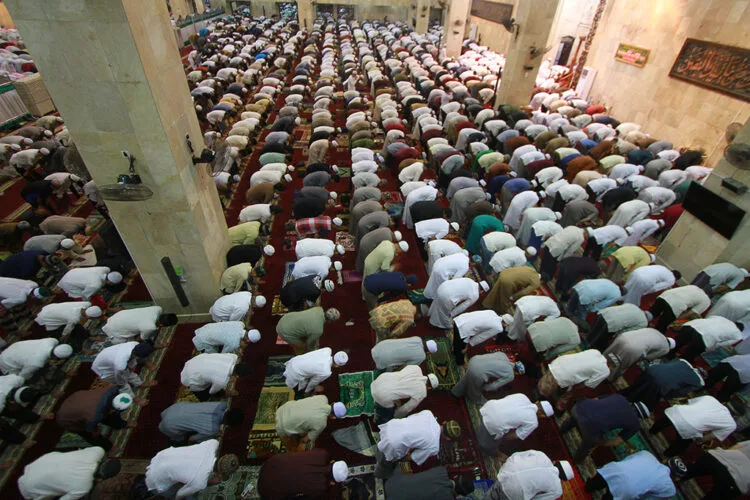 Umat muslim menunaikan ibadah shalat Tarawih pertama di Masjid Raya Sabilal Muhtadin, Banjarmasin, Kalimantan Selatan, Minggu (5/5/2019). Pemerintah menetapkan satu Ramadhan 1440 Hijriah jatuh pada Senin (6/5/2019). ANTARA FOTO/Bayu Pratama S/aww.