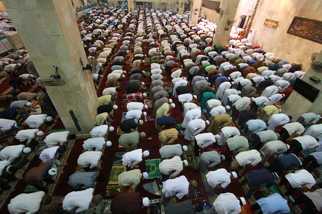 Umat muslim menunaikan ibadah shalat Tarawih pertama di Masjid Raya Sabilal Muhtadin, Banjarmasin, Kalimantan Selatan, Minggu (5/5/2019). Pemerintah menetapkan satu Ramadhan 1440 Hijriah jatuh pada Senin (6/5/2019). ANTARA FOTO/Bayu Pratama S/aww.