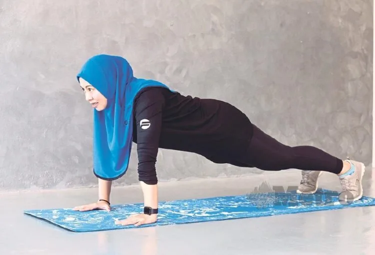 BANGI 16 MEI 2019. Jurulatih kecergasan Tasvengers, Natasha Zainal menunjukkan senaman intensiti rendah semasa berpuasa di Tasvengers The Space, Bangi. NSTP/INTAN NUR ELLIANA ZAKARIA