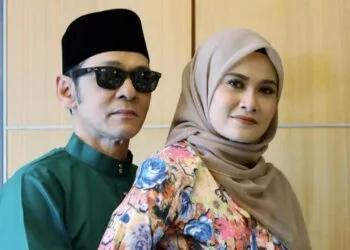 BANGI 08 JUNE 2018. HANYA UNTUK HARIAN METRO RAMLAH. Penyanyi, Datuk Jamal Abdillah atau nama sebenar Datuk Jamal Ubaidillah Ali, 59 bersama isterinya, Zaiizatti Khiruddin, 24. NSTP/ROSELA ISMAIL