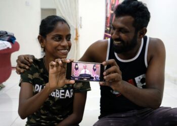 IPOH, 5 Jun -- Youtuber Masakan, S.Pavithra,28, (kiri) bersama suaminya M.Sugu,29 teruja selepas melihat video Perdana Menteri Tan Sri Muhyiddin Yassin yang menyebut nama mereka semasa mengumumkan Pelan Jana Semula Ekonomi Negara (PENJANA) yang disiarkan secara langsung di seluruh negara hari ini.Nasi beriani kambing, kuah dal dan ayam varuval antara menu yang akan dimasak oleh pasangan YouTuber 'Sugu Pavithra' jika Perdana Menteri Tan Sri Muhyiddin Yassin berkunjung ke rumah mereka.-- fotoBERNAMA (2020) HAK CIPTA TERPELIHARA