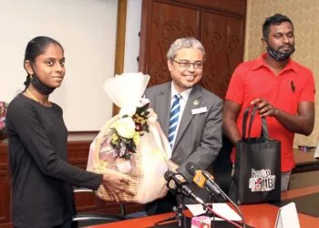 Youtubers S. Pavithra (left) receiving the momento basket from Ipoh Mayor Datuk Rumaizi Baharin (middle) accompany by the husband M. Sugu (right).RONNIE CHIN/The Star
