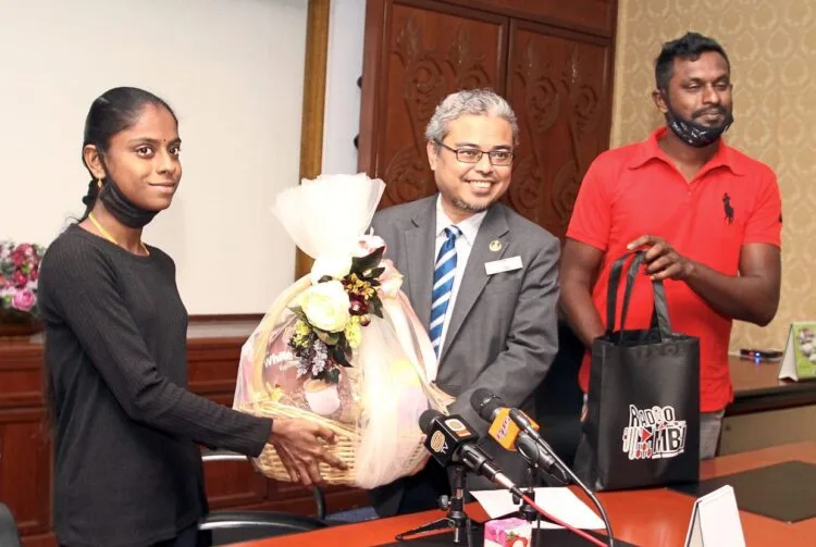 Youtubers S. Pavithra (left) receiving the momento basket from Ipoh Mayor Datuk Rumaizi Baharin (middle) accompany by the husband M. Sugu (right).RONNIE CHIN/The Star