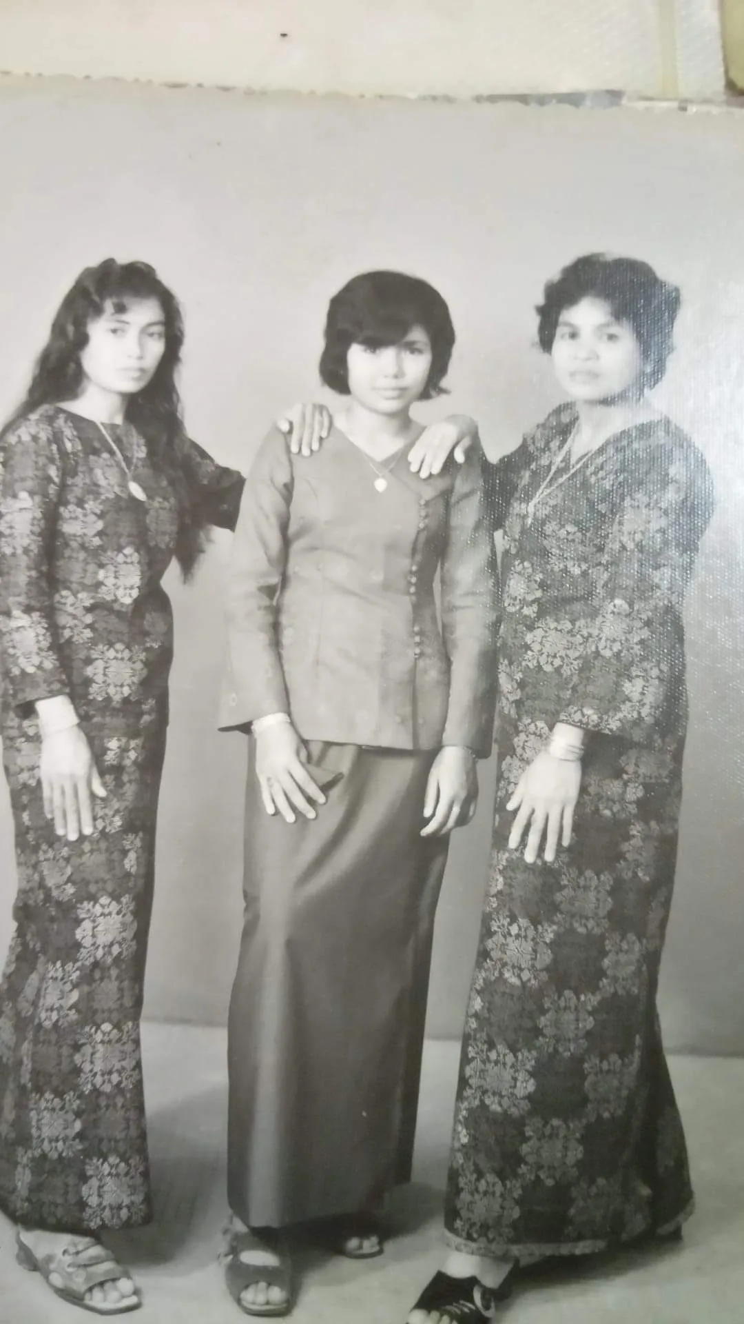 Mak Cik Saadiah kanan, ketika muda