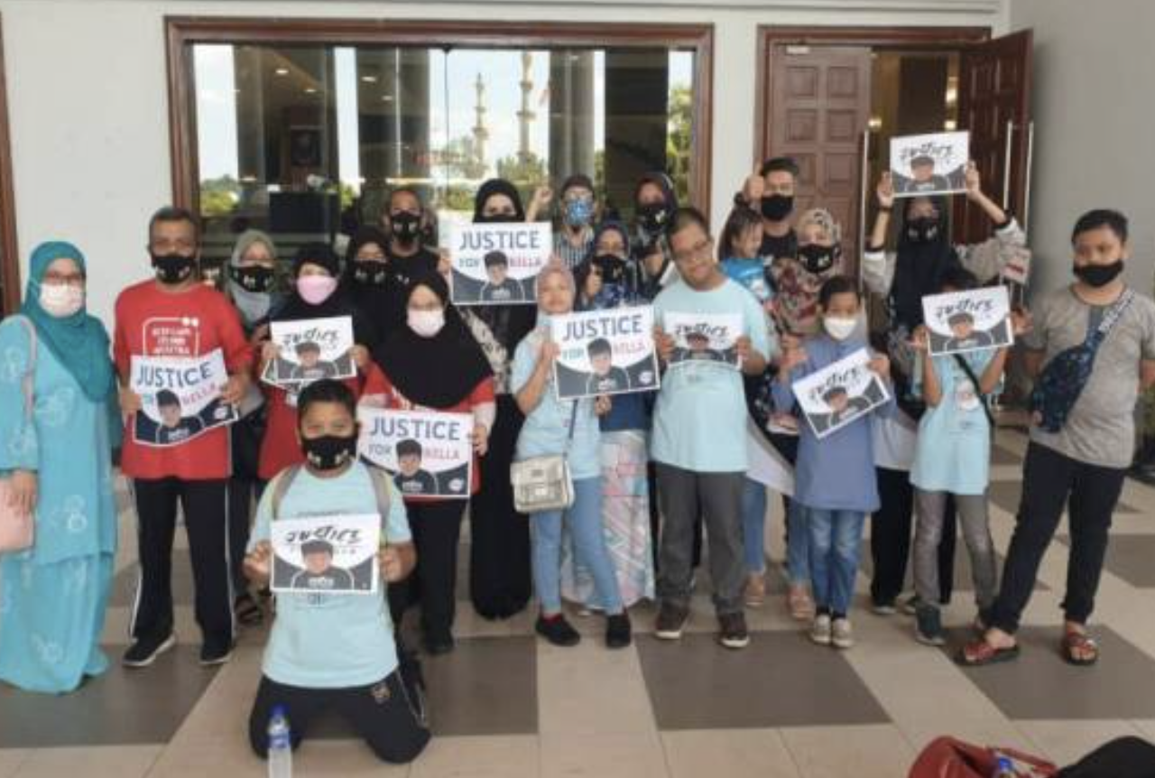 Wakil-wakil daripada Persatuan Bunga-Bunga Syurga Down Syndrome (BBS) dan Persatuan Sindrom Down Malaysia sanggup hadir ke perbicaraan kes mahkamah Bella bagi memberi sokongan moral kepada saksi.
Foto: SInar Harian,  Kumpulan Karangkraf