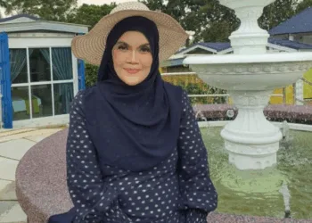 via (IG) Datuk Wan Aishah Wan Ariffin