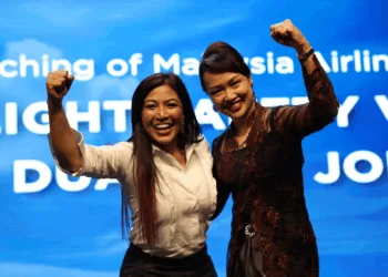 Puan Sri Tiara Jacquelina bersama Ketua Pemasaran Kumpulan & Pegawai Perhubungan Pelanggan Malaysia Airlines Berhad, Lau Yin May