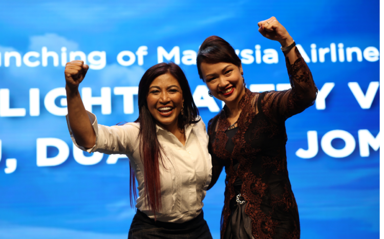 Puan Sri Tiara Jacquelina bersama Ketua Pemasaran Kumpulan & Pegawai Perhubungan Pelanggan Malaysia Airlines Berhad, Lau Yin May