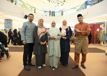 Padzilah tengah bersama barisan selebriti yang hadir, Arash Mohd, Kuza, Vanidah Imran dan Edika Yusof memeriahkan pelancaran Raya In Vogue, Siti Khadijah di KL East Mall