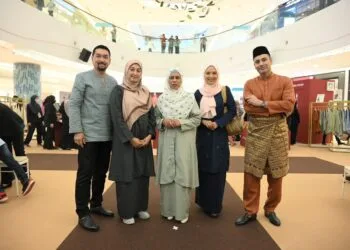 Padzilah tengah bersama barisan selebriti yang hadir, Arash Mohd, Kuza, Vanidah Imran dan Edika Yusof memeriahkan pelancaran Raya In Vogue, Siti Khadijah di KL East Mall