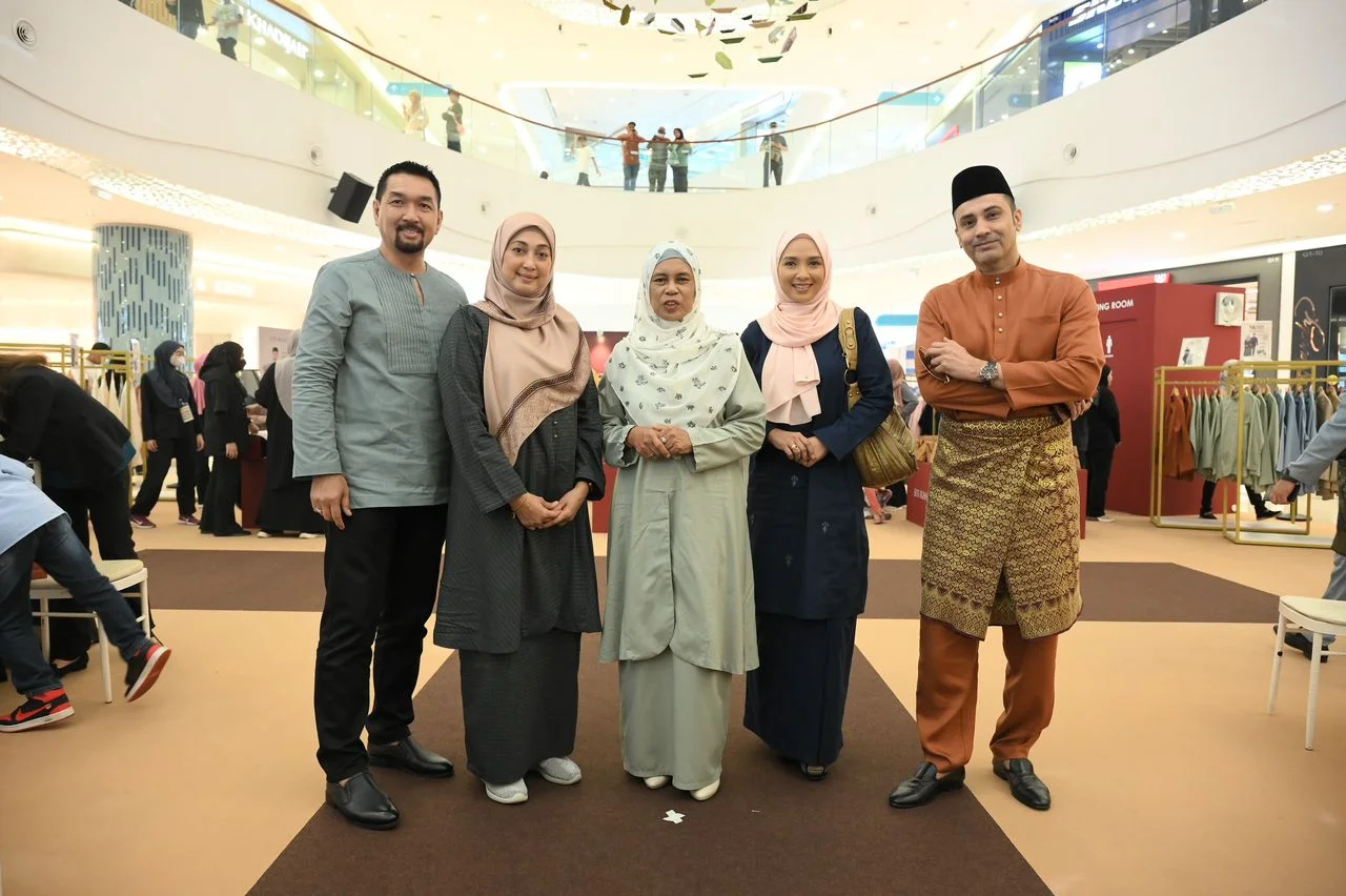 Padzilah tengah bersama barisan selebriti yang hadir, Arash Mohd, Kuza, Vanidah Imran dan Edika Yusof memeriahkan pelancaran Raya In Vogue, Siti Khadijah di KL East Mall