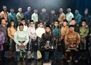 30 Rockers Lagenda berkumpul untuk Rakaman Takbir Hari Raya organized by Hombre x Siar, semuanya berpakaian Baju Melayu Tailored Fit Hombre lengkap bersampin di Panggung Bandaraya KL.