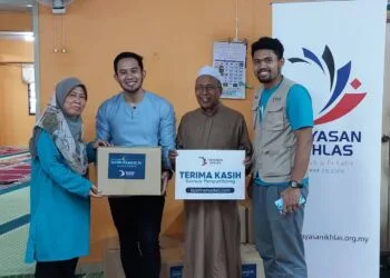 FIzi Ali bersama Eksekutif Kanan Operasi Yayasan Ikhlas Bangi, Muhammad Afifuddin Ramli (paling kanan) menyerahkan sumbangan kepada wakil asnaf