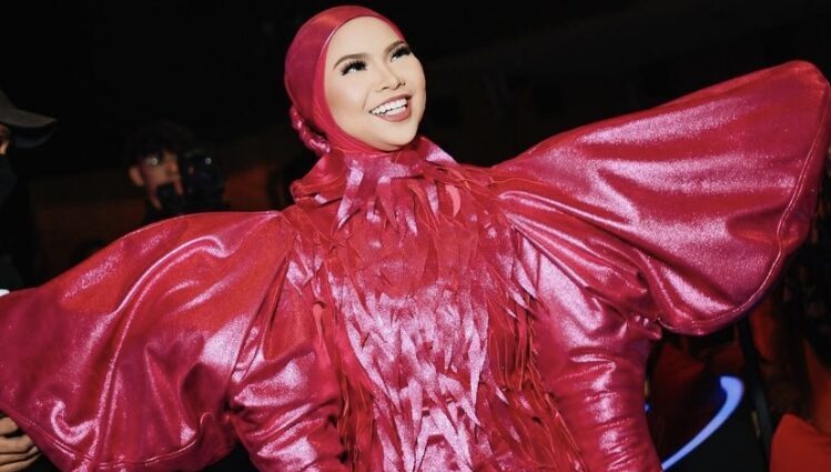 Fesyen Aina Abdul Di Big Stage Cetus Pelbagai Reaksi Netizen!-Dah Tak Bengkak Kepala..." - Murai MY