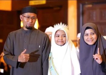 Ustazah Asma Harun dan suami Ustaz Tengku Fadzli meraikan kejayaan puteri mereka, Tengku MaisarahHafizah Al-Quran dalam tempoh 7 bulan di AKMAL.