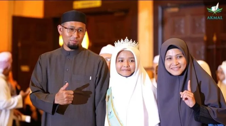 Ustazah Asma Harun dan suami Ustaz Tengku Fadzli meraikan kejayaan puteri mereka, Tengku MaisarahHafizah Al-Quran dalam tempoh 7 bulan di AKMAL.