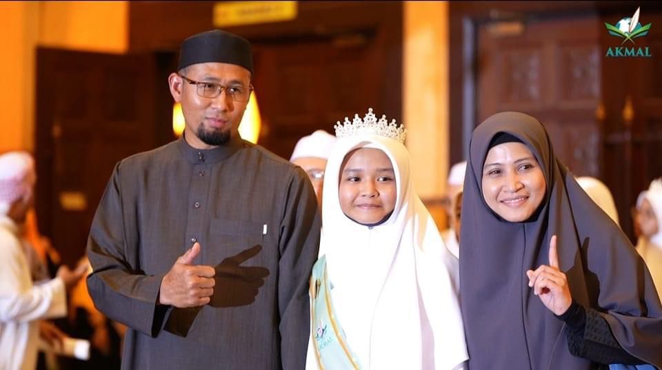 Ustazah Asma Harun  dan suami Ustaz Tengku Fadzli meraikan kejayaan puteri mereka, Tengku Maisarah
Hafizah Al-Quran dalam tempoh 7 bulan di AKMAL.