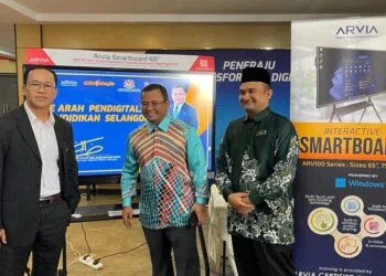 Simbolik kerjasama, MB Selangor, Datuk Seri Amirudin Shari (tengah) bersama Ahmad Najib Habeb (kiri) di smartboard Arvia