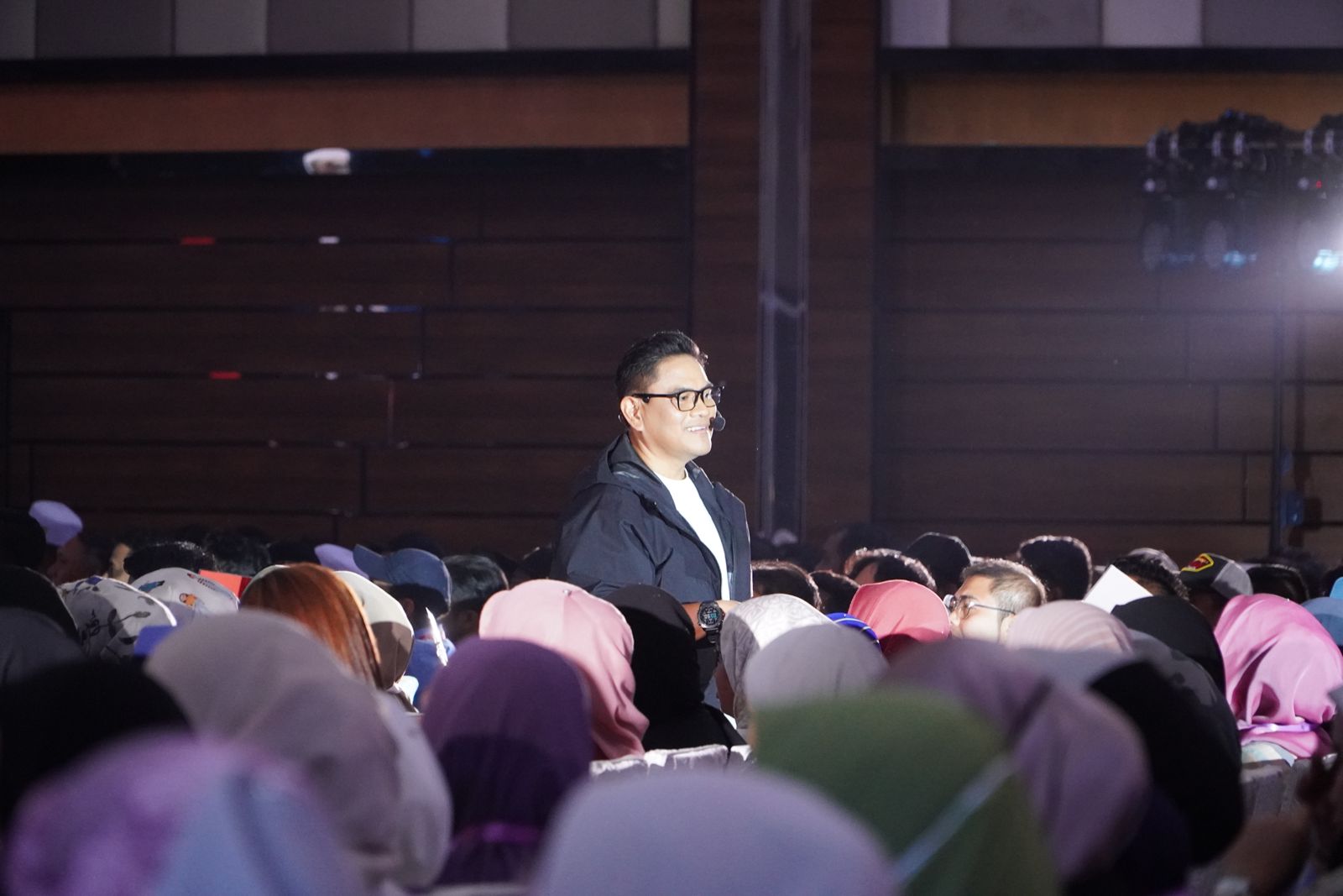 Mentor Usahawan, Datuk Wira Dr. Azizan Osman ketika menyampaikan bimbingan kepada 3,000 usahawan yang hadir dalam 10X Bina Bisnes Berjaya di Shah Alam, baru-baru ini.