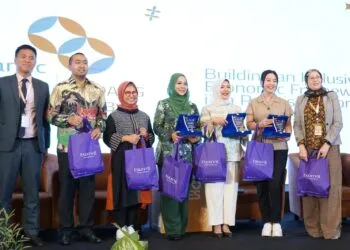 Kartika Wati bersama Nur Asia Uno, Isteri dari Menteri Pariwisata dan Ekonomi Kreatif serta sebahagian daripada 17 delegasi World Islamic Entrepreneur Summit (WIES) 2023, di Padang, Sumatera Barat