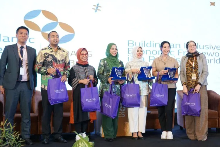 Kartika Wati bersama Nur Asia Uno, Isteri dari Menteri Pariwisata dan Ekonomi Kreatif serta sebahagian daripada 17 delegasi World Islamic Entrepreneur Summit (WIES) 2023, di Padang, Sumatera Barat
