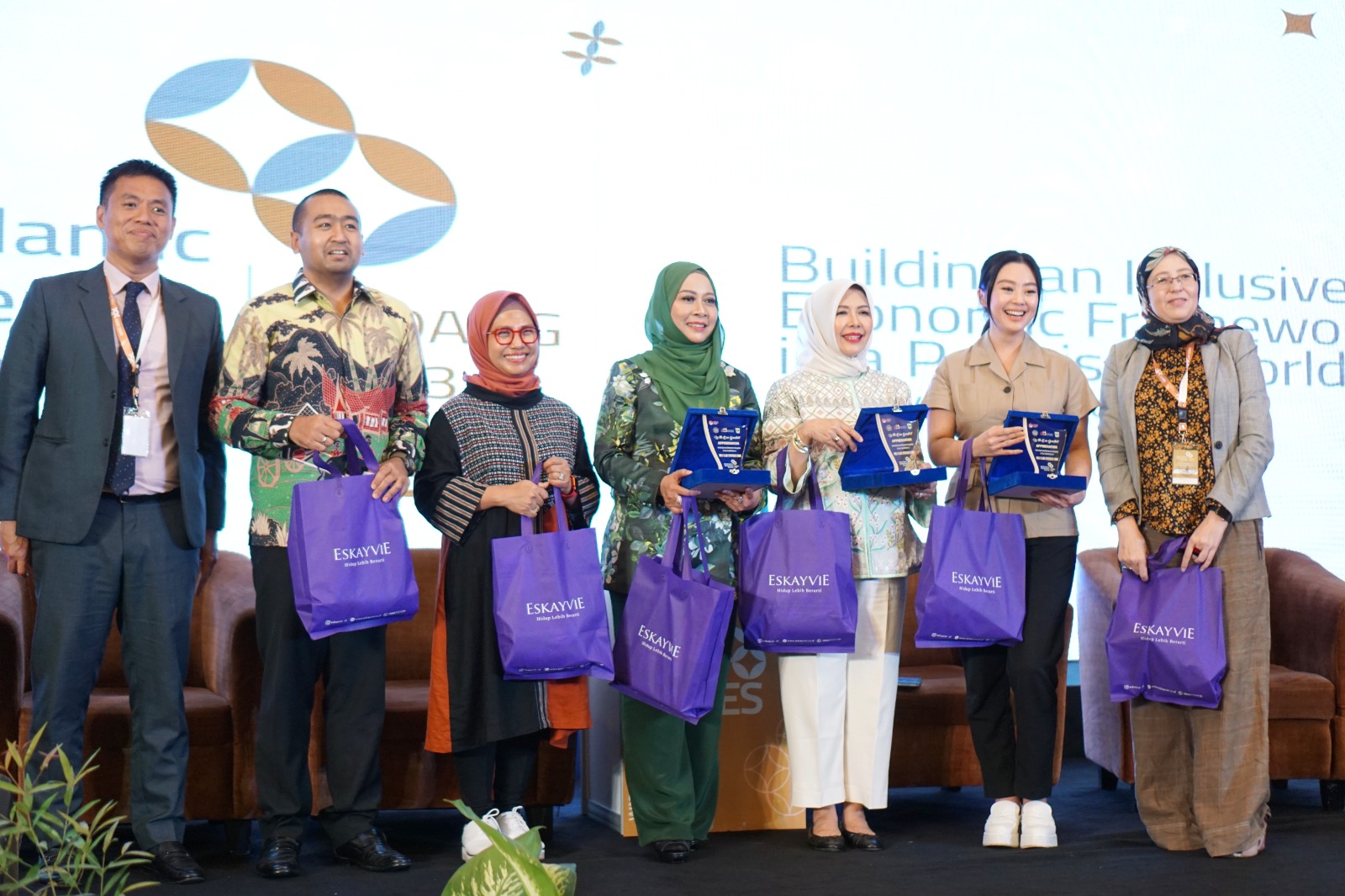 Kartika Wati bersama Nur Asia Uno, Isteri dari Menteri Pariwisata dan Ekonomi Kreatif serta sebahagian daripada 17 delegasi World Islamic Entrepreneur Summit (WIES) 2023, di Padang, Sumatera Barat