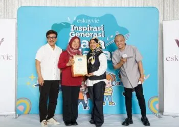 Dr Syid Ayob, Kartika Wati dan Datuk Aznil bergambar bersama Guru Besar SK Seksyen 24 sebagai simbolik kerjasama dalam menjayakan karnival Eskayvie Inspirasi Generasi Masa Hadapan.